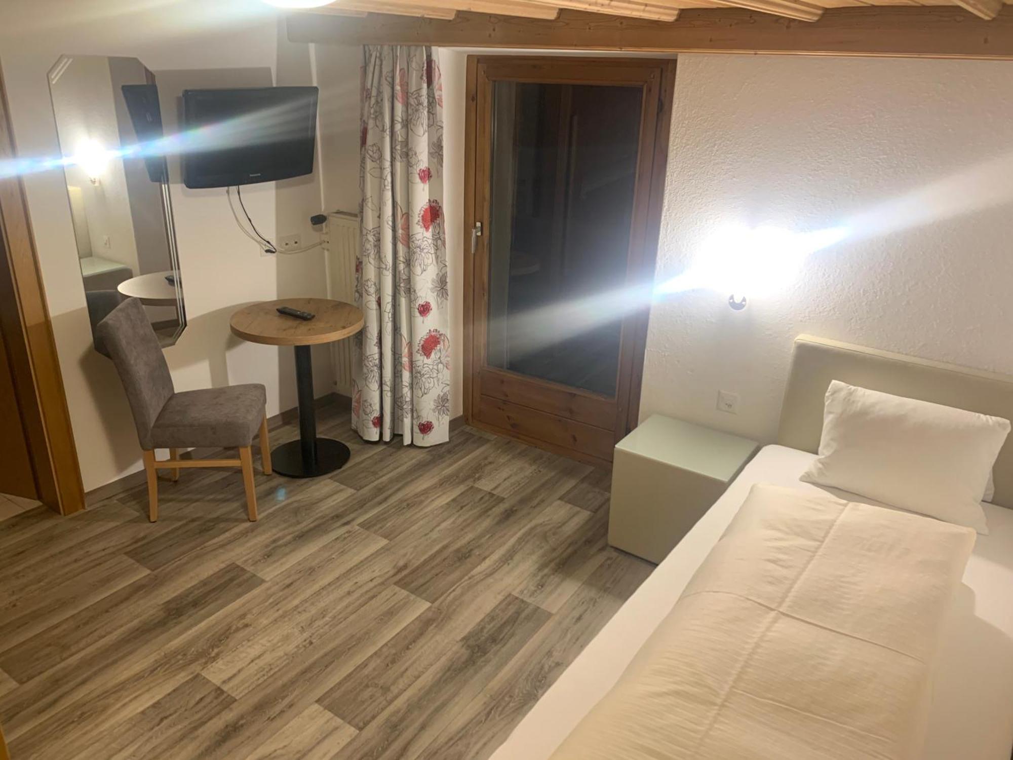 Hotel Edi Замнаун Экстерьер фото